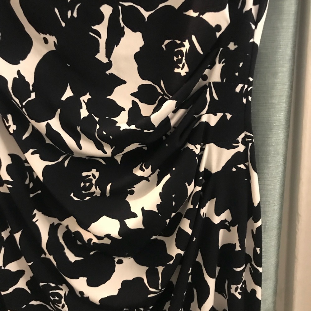 Form fitting dress - Picture 3 of 3